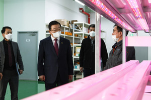 ㈜동양테크윈의 공장을 답사하고 있는 김석환 군수.