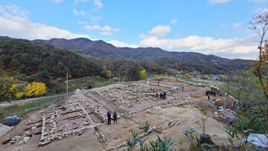 지난 3일 동방문화재연구원의 제6차 발굴조사가 진행된 가야사지 남연군묘 항공 사진. 남연군묘 상단의 발굴조사현장에서 고려시대에 축조돼 화재로 소실된 것으로 추정되는 건물터가 발견됐다. 사진 제공=이기웅