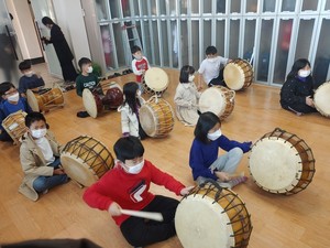 결성 마을학교에서 사물놀이를 배우고 있는 학생들.