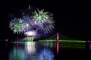 지난달 예당호 출렁다리와 음악분수에서 진행된 ‘빛밤’ 축제.