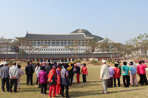 전통한옥형청사로 건립한 경북도청 신청사는 연일  방문하는 관광객들로 북새통을 이룬다고 한다. 사진=경북도 제공.
