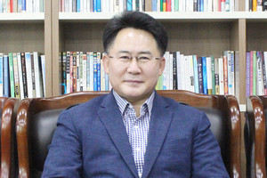 비전이룸센터를 만들게 된 취지와 앞으로의 홍성성결교회 비전에 대한 이야기를 나눈 이춘오 목사.
