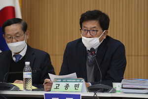 주민의 참여가 중요하다고 시사하는 내포아파트연합회 고종민 회장.