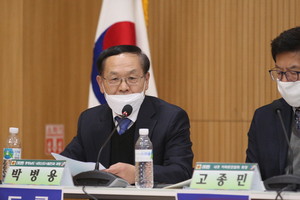 랜드마크와 테마파크 등을 건설할 계획을 공개하는 박병용 충청남도내포신도시발전과장.