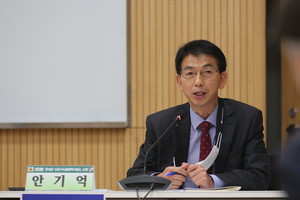 중복투자의 단점을 해소할 공동기구 설치를 제안하는 안기억 신도시시설관리사업소장.