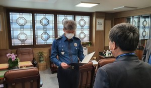 금융사기예방에 기여한 홍성농협 직원(사진 오른쪽)에게 감사장을 수여하는 조대현 홍성경찰서장.