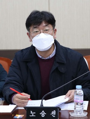 지난 5일 열린 간담회에서 홍성군의 학교환경을 개선해나갈 방침을 제안하고 있는 노승천 의원.