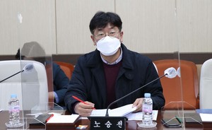지난 5일 열린 간담회에서 홍성군의 학교환경을 개선해나갈 방침을 제안하고 있는 노승천 의원.