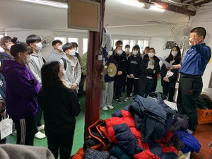 이철이 청로회 회장이 봉사단 학생들과 겨울옷을 모아 외국인 근로자들에게 전달할 것을 설명하고 있다.