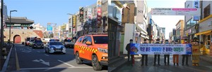 (왼쪽 사진)소방차 길 터주기 캠페인이 진행되고 있다. (오른쪽 사진) 명동상가 내에서 '영웅이'와 함께 진행된 화재예방 캠페인.