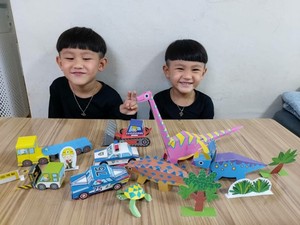 광천공공도서관의 비대면 문화강좌에 참여해 배부받은 키트를 자녀와 활용했다는 한 회원의 인증 사진.