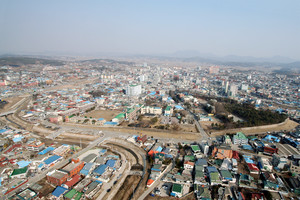 홍주성을 중심으로 펼쳐진 홍성시가지 전경.