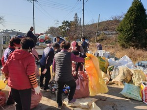 분리수거를 진행하고 있는 새마을회 회원들.