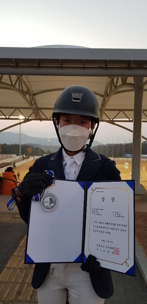 상주시장배 전국승마대축전에서 수상을 한 신당초등학교 이규빈 학생.