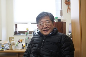 지역신문의 애독자 중 한 사람으로서, 기자들이 지역신문들에 풍성한 글들을 싣는 과정을 통해 더욱 발전하길 기원하는 김상구 교수.