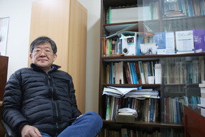 사무실 책꽂이 한 켠의 '인문주간' 리플렛을 보여주며 설명을 더하는 김상구 교수.