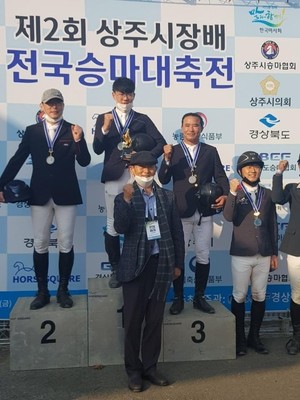 제2회 상주시장배 전국승마대회에서 입상한 이은섭 학생.