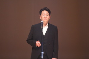 '꽃 피는 날', '너의 꿈 속에' 등을 부른 테너 원유대 성악가.