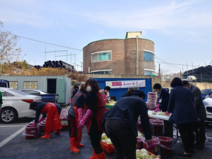 겨울김장 봉사활동을 진행중에 있는 홍성군지역사회보장협의체 여성·가족분과