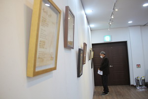 시화전을 감상중인 보광서각회 김광수 회장.