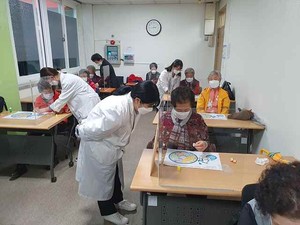 노인들을 대상으로 진행한 청운대학교 식품영양학과 학생들의 교육.