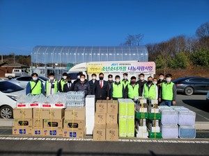 관내 소년소녀가장·위탁가정에게 전달될 물품들을 수령한 광천청년회의소 회원들.