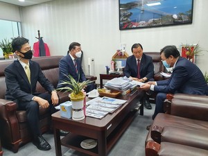 지난달 20일 황선봉 군수가 삽교역사 신설 관련 내용을 홍문표 국회의원과 기재부 관계자에게 건의하고 있다.