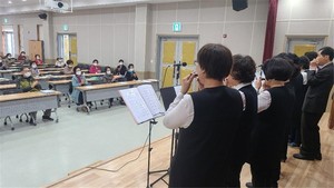 찾아가는 문화공연을 진행하고 있는 홍성군평생학습동아리연합회.