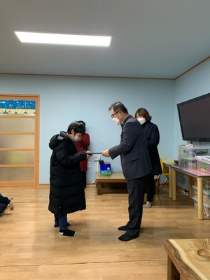 은하면 거주 장학생에게 장학증서를 수여하고 있다.