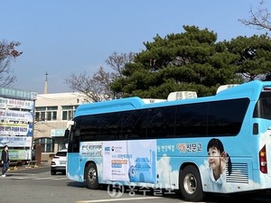 군청 앞에 세워져있는 이동신문고 차량.