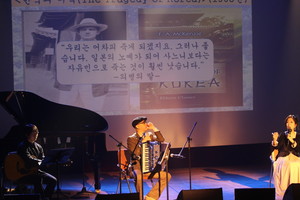 근대가요에 대한 강연을 진행하고 있는 장유정 교수.