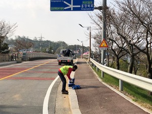 도로에 모래주머니를 배치하고 있다.