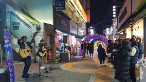 코로나19 유행 이전, 명동상가 버스킹 공연이 진행되고 있다.