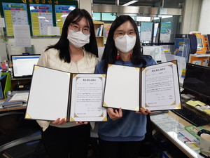멘토·멘티 결연서를 작성한 홍동면 행정복지센터 공무원들.
