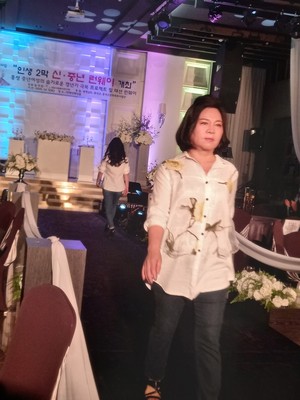 청바지·흰티 테마의 런웨이가 진행되고 있다. (사진 제공=내포사회복지연구원)