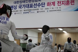 홍성군장애인직장운동경기부의 휠체어 펜싱 훈련.