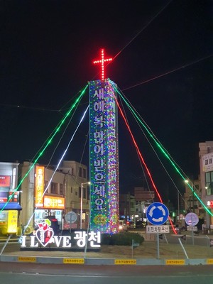 광천오거리에 설치된 대형 크리스마스트리.
