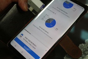 프람피 애플리케이션을 통해 서해삼육고등학교의 4년제 대학 진학율이 66.7%에 달한다는 통계결과를 보여주는 조영욱 교장.