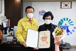 농업‧농촌 발전 기여로 석탑산업훈장을 수상한&nbsp; 하누리영이(주)의 박분이 전무(사진 오른쪽).
