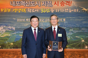 제37회 홍주문화대상을 수상한 박상현 씨(사진 오른쪽).