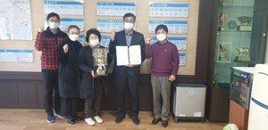 최우수상 트로피를 전수받은 응봉면 한국무용팀.