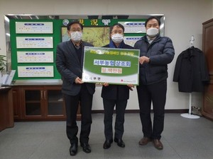 서부면행정복지센터에 100만 원 성금을 전달한 서부농협 상조회.