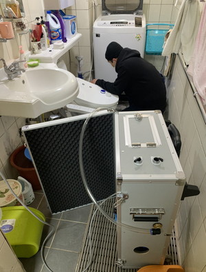 옥내배관 세척을 진행하고 있다.