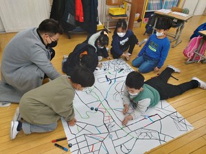 오조봇 활동과정 중, ‘우리 동네 지도’를 직접 그리고 있는 배양초등학교 1학년 학생들.