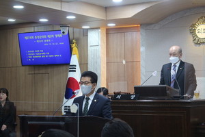지난 18일 홍성군의회 제274회 정례회를 통해 심사를 마친 최종 예산안에 대해 설명하고 있는 예산결산특별위원회 김덕배 위원장.
