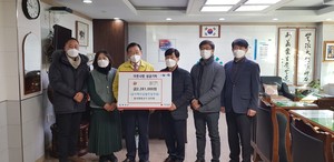 이웃사랑 성금 228만 1000원을 군에 전달한 명동상가상인회.