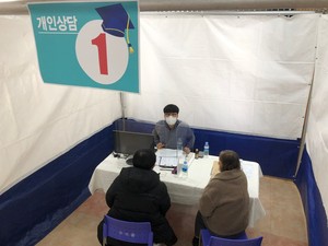 가림막이 비치된 1:1 입시상담 현장.