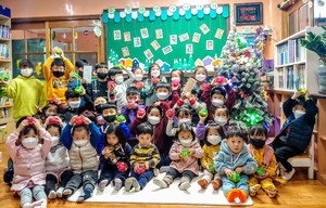 저금통에 각자 동전을 저금한 갈산어린이집 원아들.