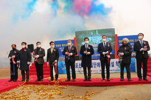 착공식에 참석한 관계자들이 테이프 컷팅을 마쳤다.