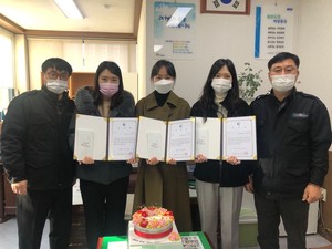 홍동면에서 자체 선정한 우수 공무원들이 상장을 전달받았다.